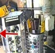 Nu mai au frica de nimic! hotii profita de neatentia vanzatoarelor si isi iau ce vor direct din rafturile magazinelor